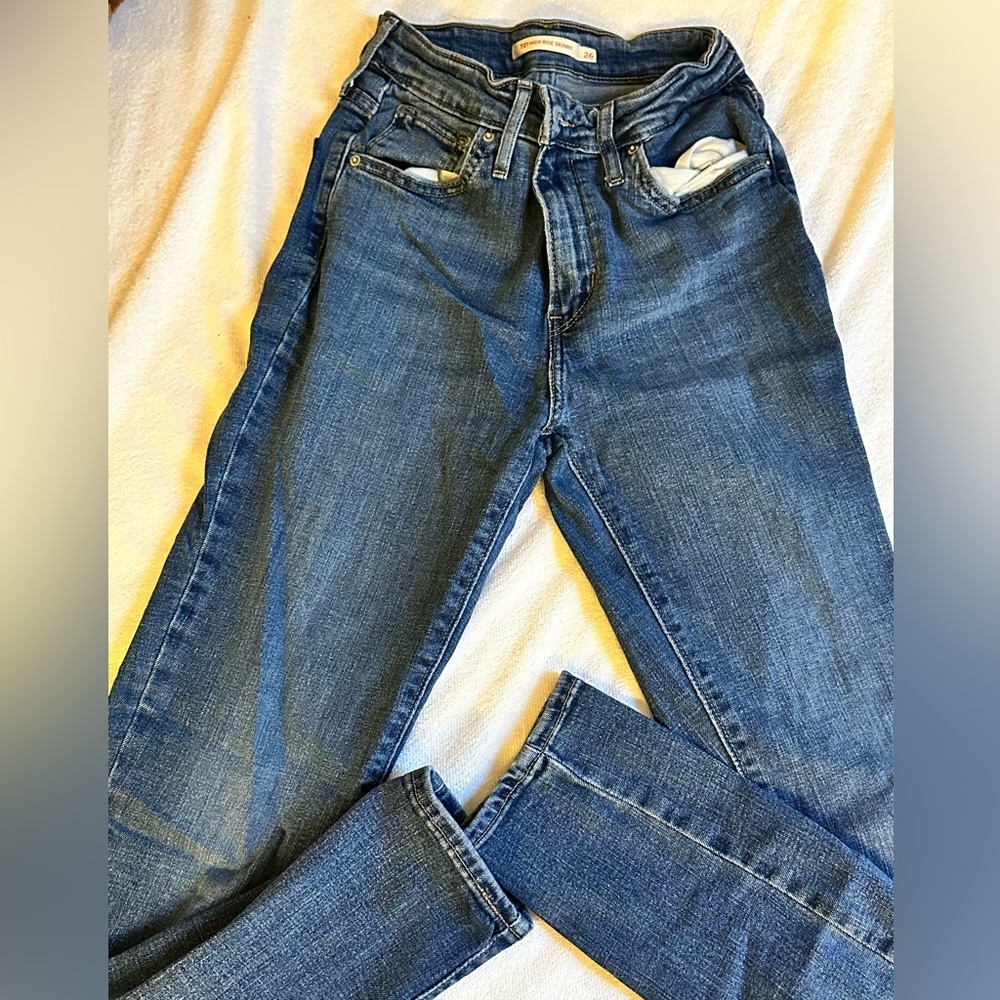 LEVI SKINNYS—NWOT